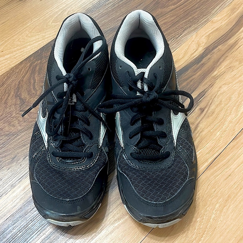Black volleyball shoes